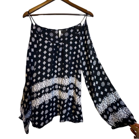 Elan Black and White Boho Pattern Open Shoulder Shirt - Picture 8 of 10